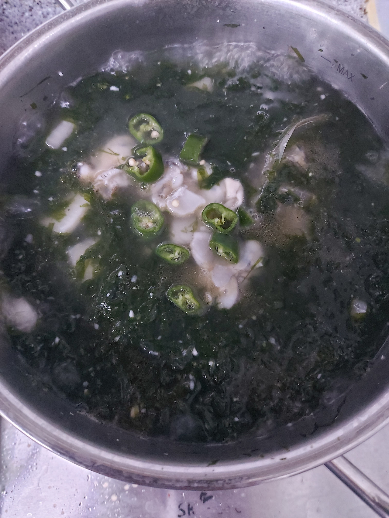 42-4. 파래가 부드럽게 퍼질 때쯤 굴과 청양고추, 대파를 넣고 간을 맞춘다 20241102_181135.jpg
