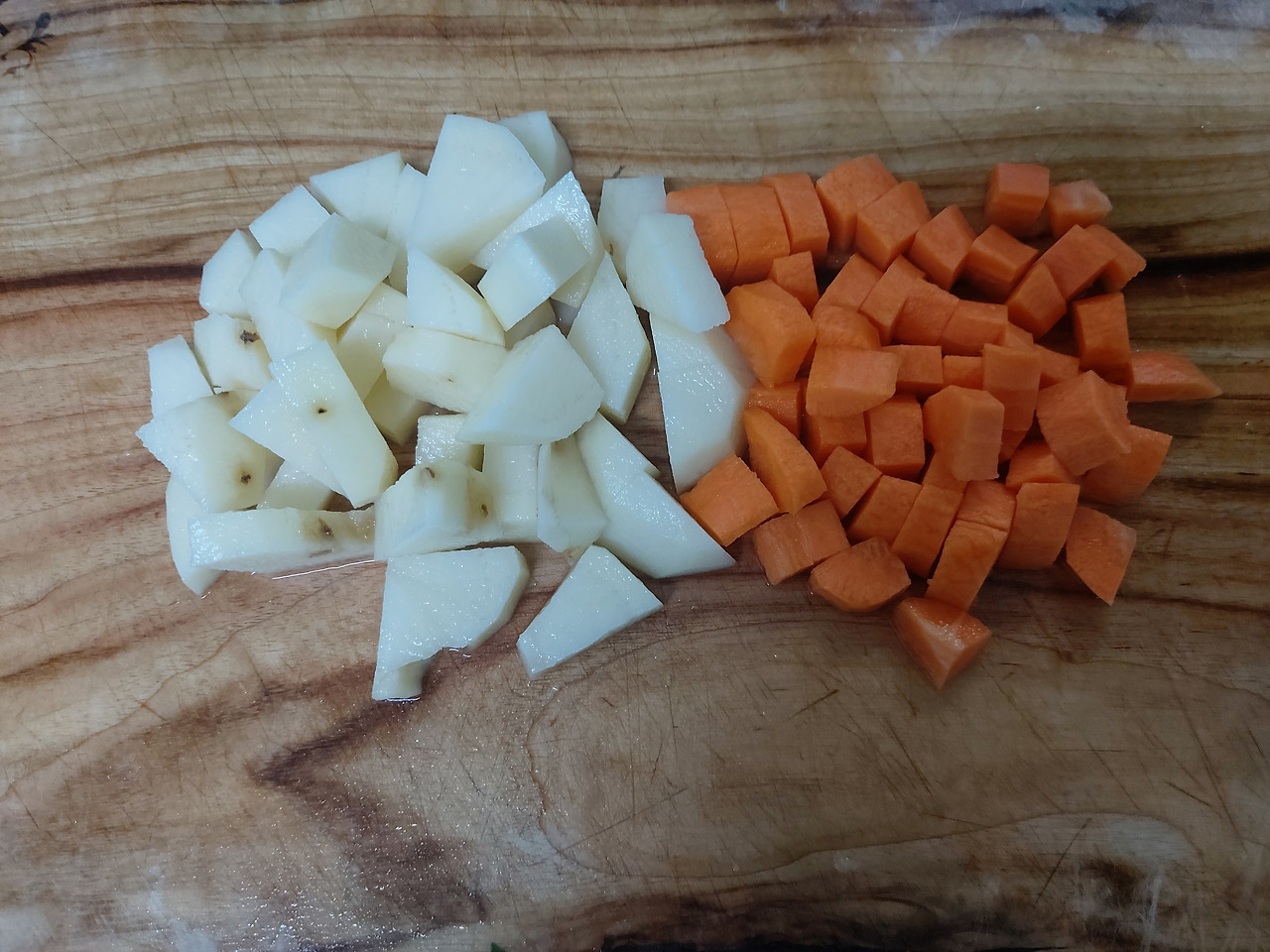 30-1. 당근과 감자를 적당한 크기로 깍둑썬다 20240824_182321.jpg
