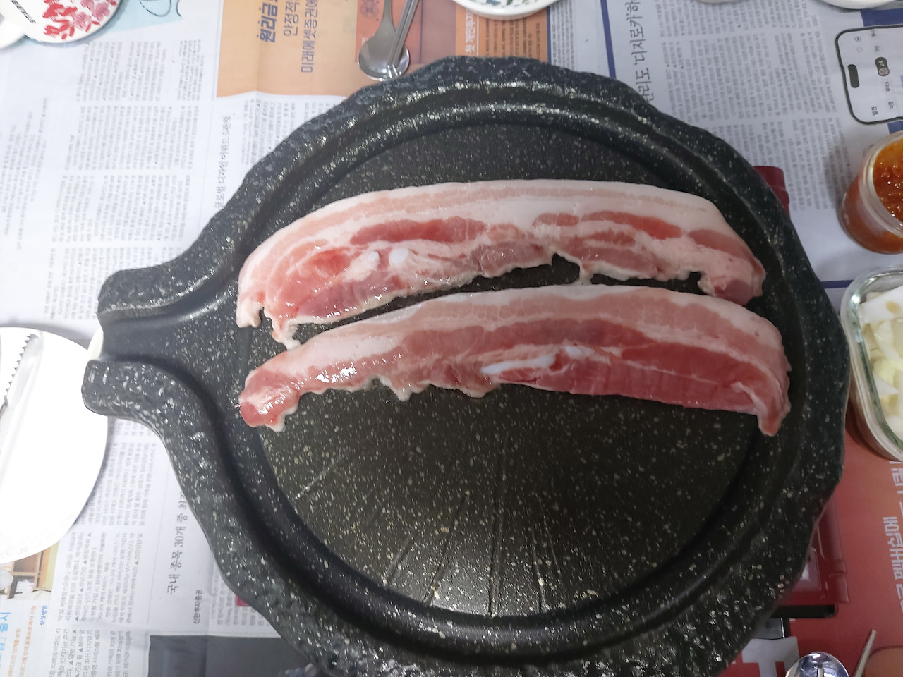 40-4. 집에서 삼겹살을 구워 먹을 때는 식탁 위에 신문지를 깐다 20240720_185110.jpg