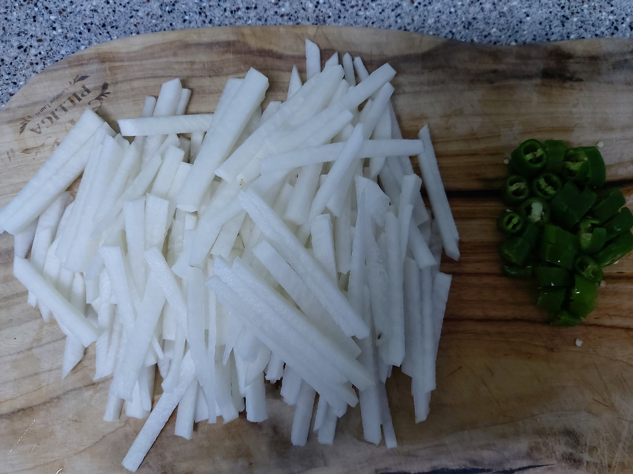 3-8. 채 썬 무와 어슷하게 썬 청양고추 20240706_175551.jpg