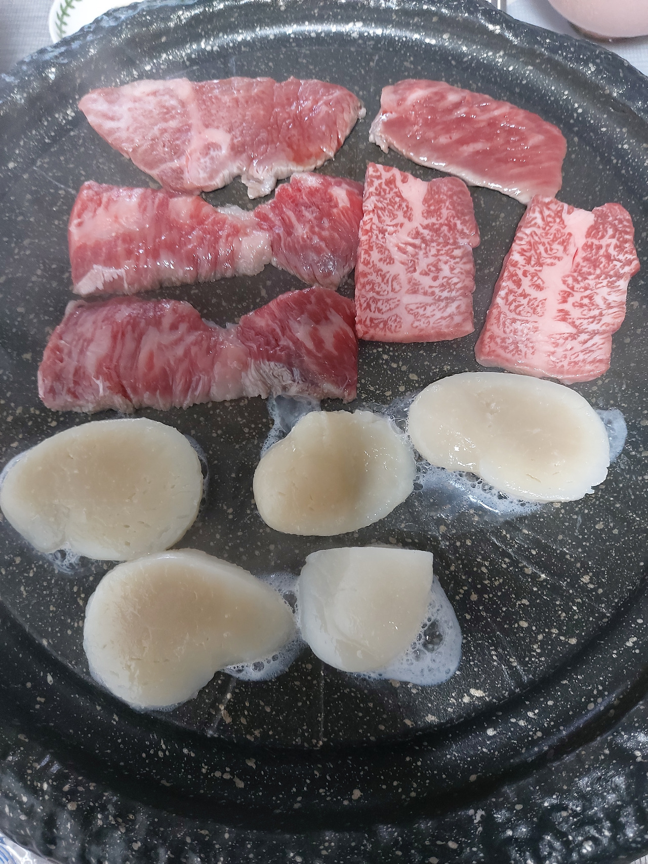 33-3. 한우와 관자를 불판에 올려 굽는다.  20240810_190408.jpg