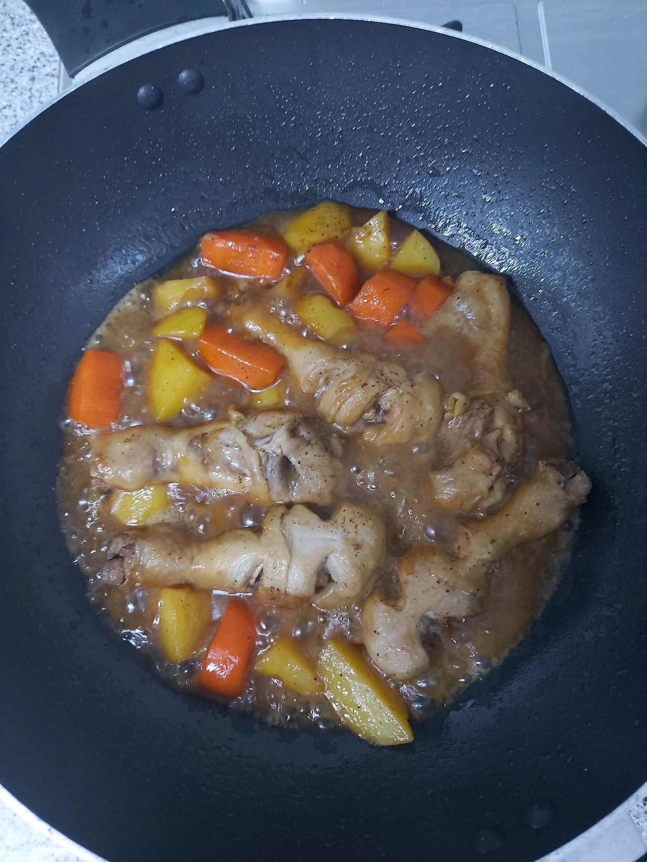 5-6. 닭다리가 충분히 익고 국물이 조려진 모습. 이 상태에서 양파를 넣는다 20240629_200736.jpg