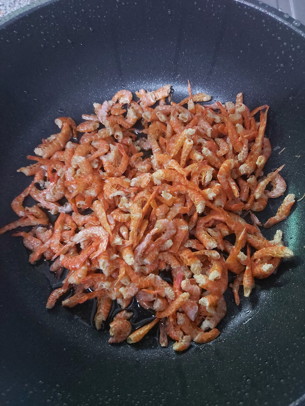 50-8. 팬에 식용유와 들기름을 두르고 예열한 뒤 중 약불에서 건새우를 볶는다 20240803_183027.jpg
