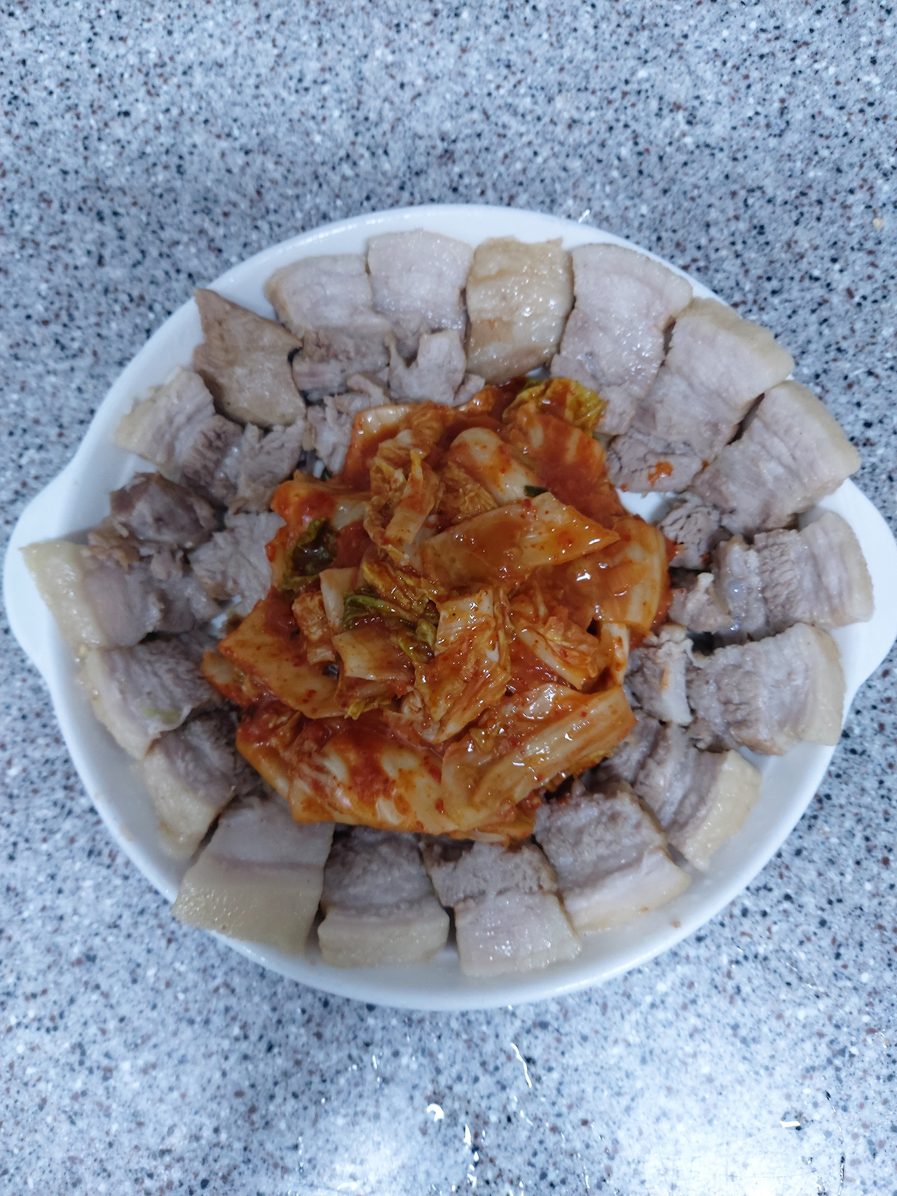 41-7. 접시 둘레를 따라 수육을 촘촘하게 펼치고 가운데에 김치를 수북이 담는다 20241102_184120.jpg