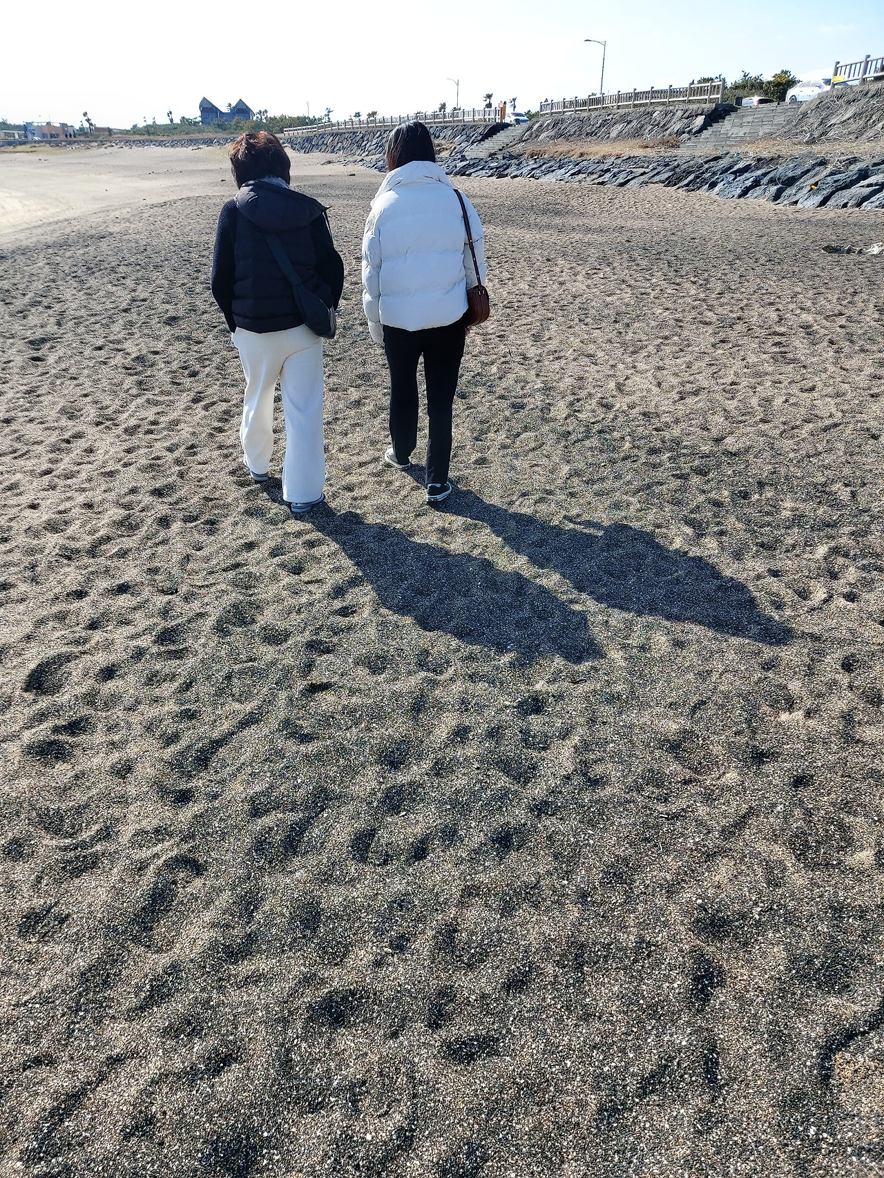 사계해변 검은 모래사장.jpg