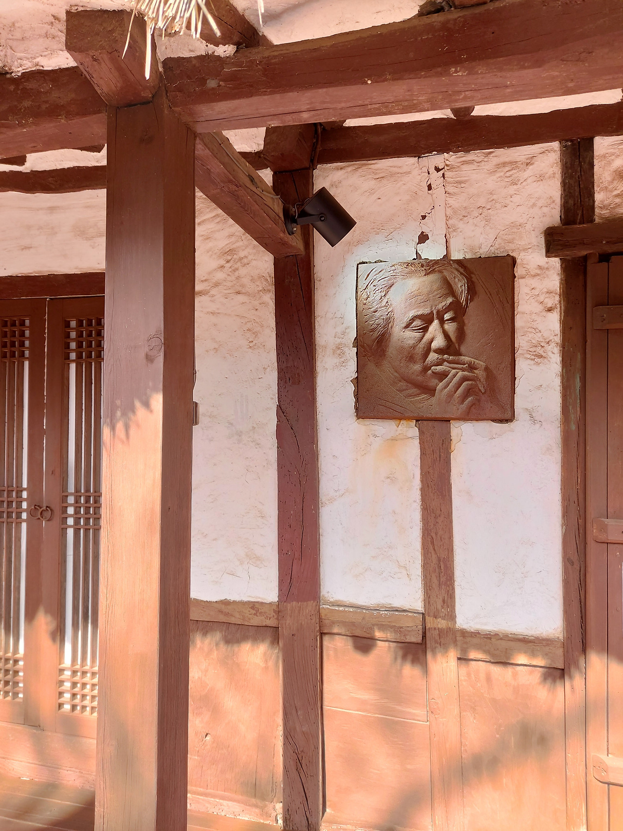 이중섭 생가에 걸린 진흙 부조.jpg