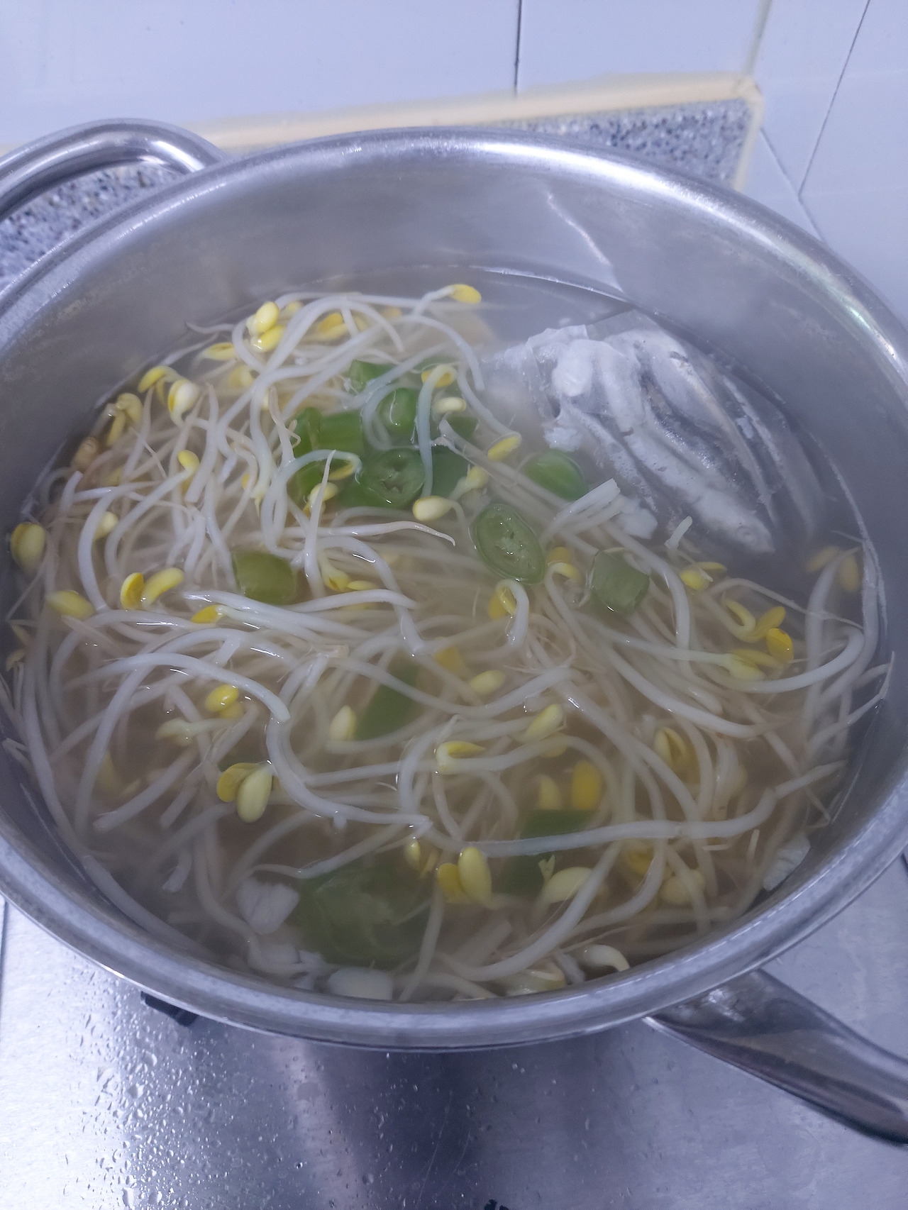 6-6. 냄비 뚜껑을 닫고 5분 동안 팔팔 끓여 완성한 콩나물국 20240721_182533.jpg