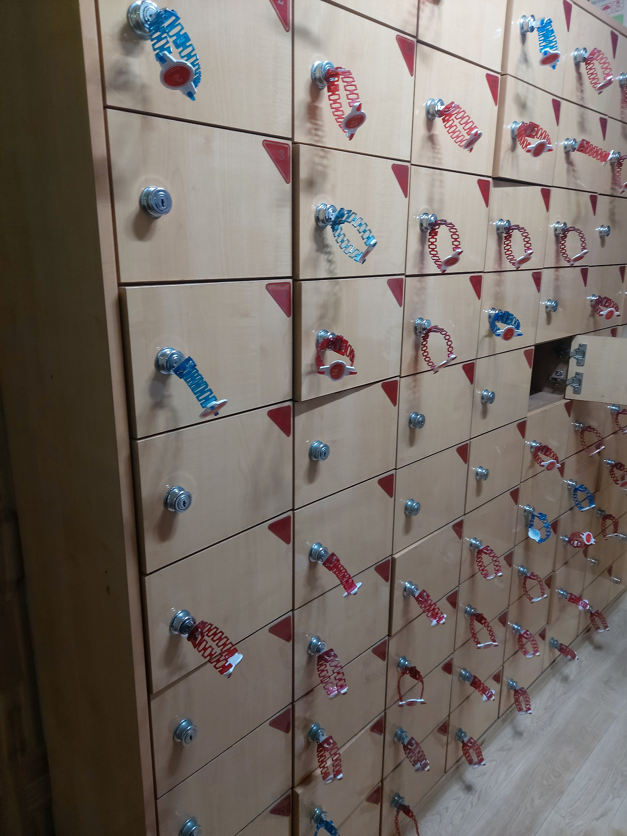 9. 목욕탕 탈의실 입구에 설치된 신발장. 20231008_164759.jpg