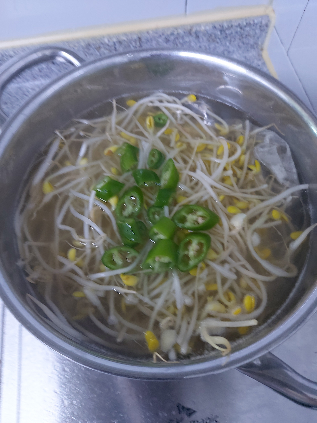 6-5. 콩나물에 이어 엷게 쓴 청양고추도 넣는다20240721_181953.jpg