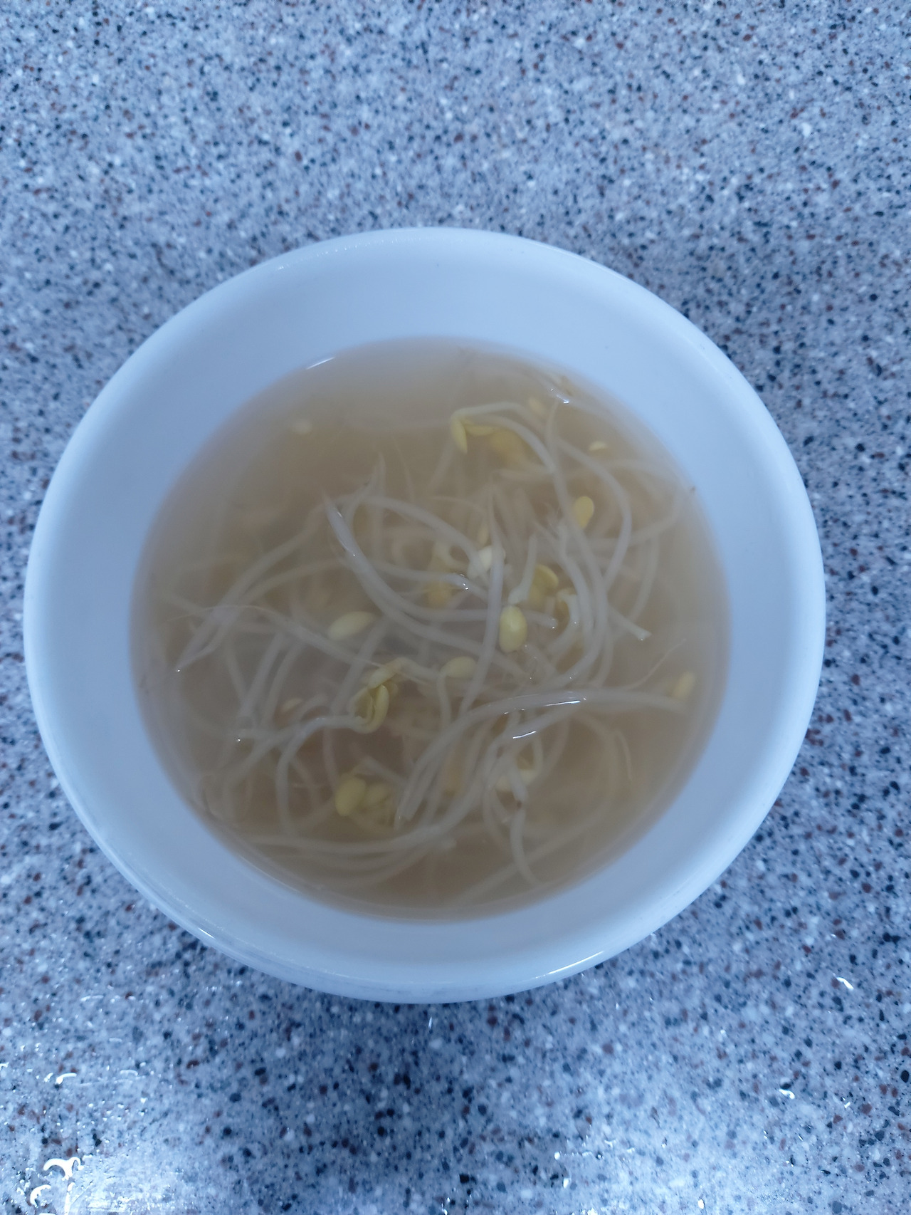 6-7. 국그릇에 담아 식탁에 올려진 콩나물국 20240721_190747.jpg