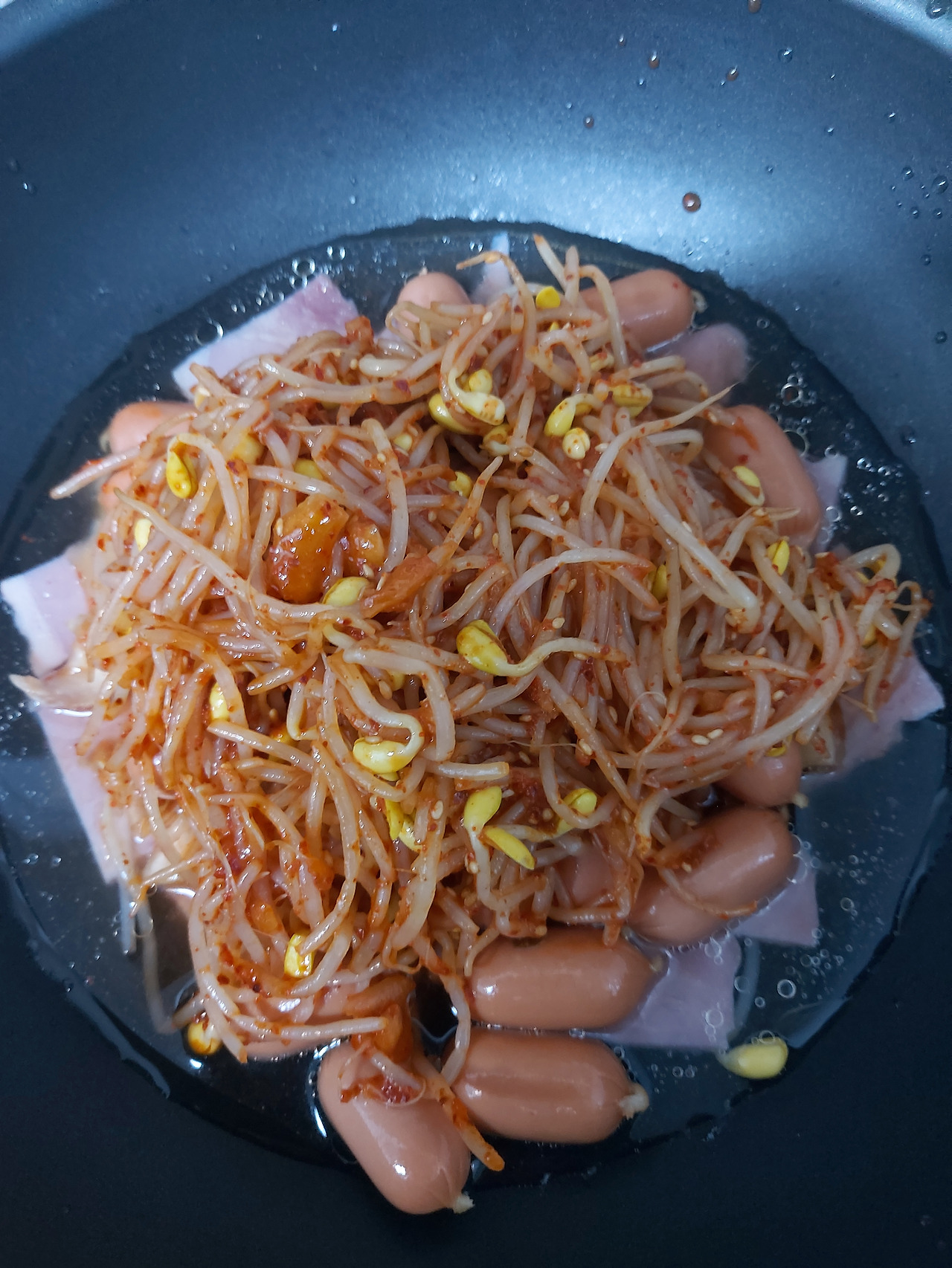 15-5. 마지막으로 무친 콩나물을 소시지 위에 포갠다 20240825_211841.jpg