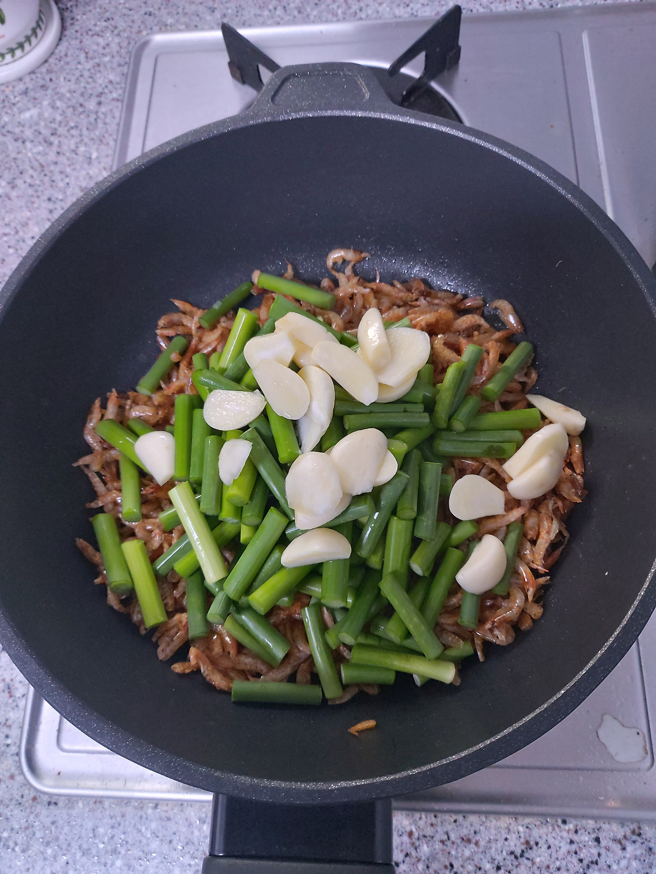 50-9. 마늘종과 슬라이스 마늘을 넣고 계속 볶는다 20240908_180925.jpg