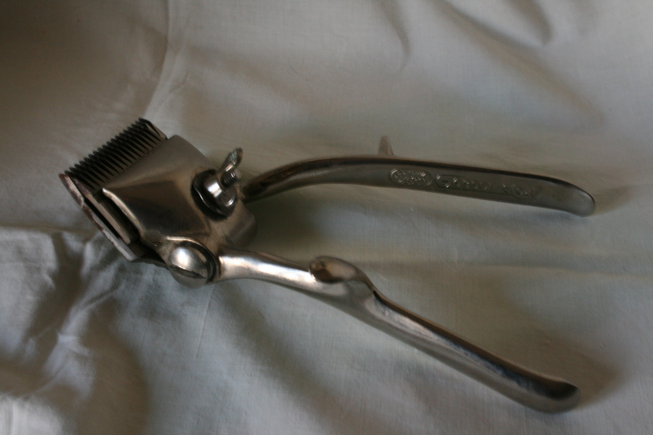 1. 손아귀의 힘과 손가락을 놀려 작동하는 수동식 바리캉.jpg