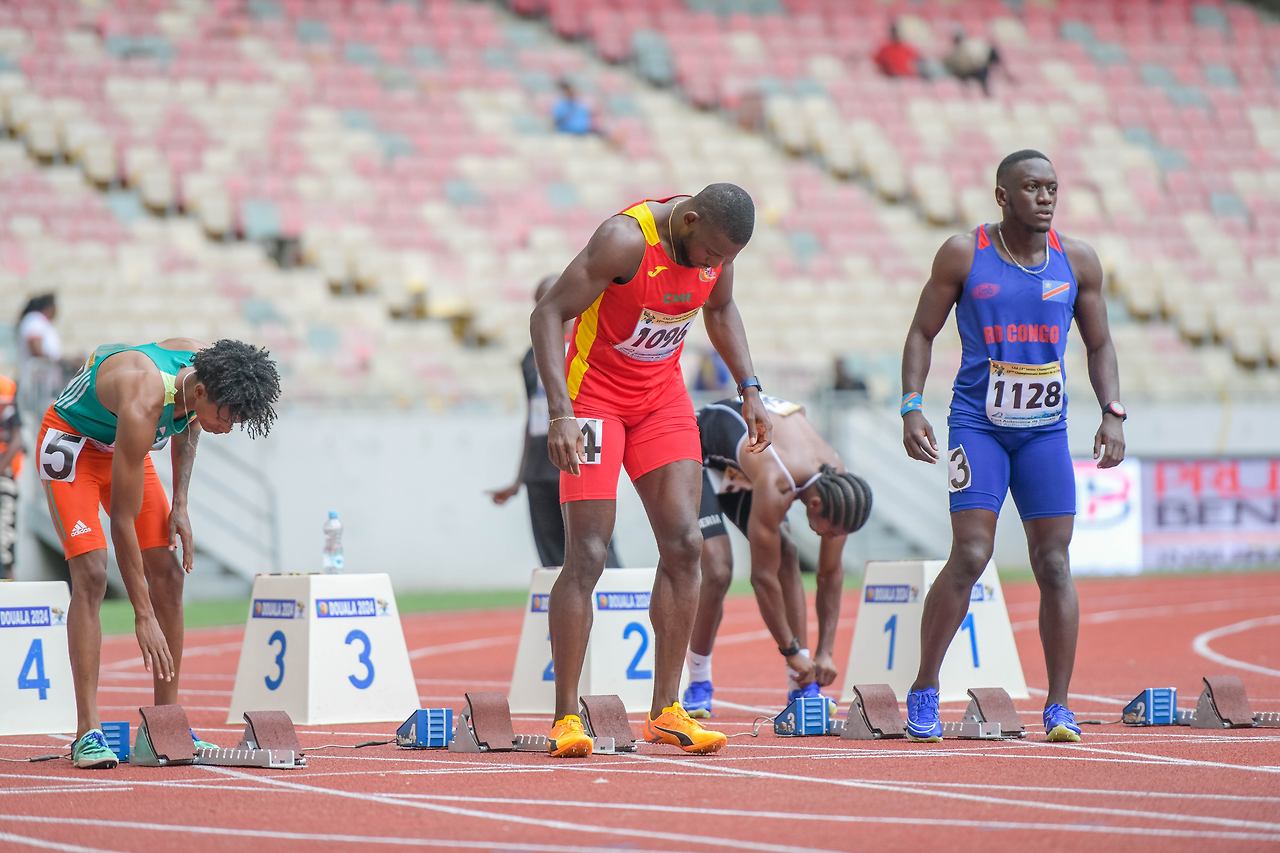 100m 경주에 나서는 단거리 육상 선수들은 키가 크고 다부진 몸매에 근육질 체형이다..jpg
