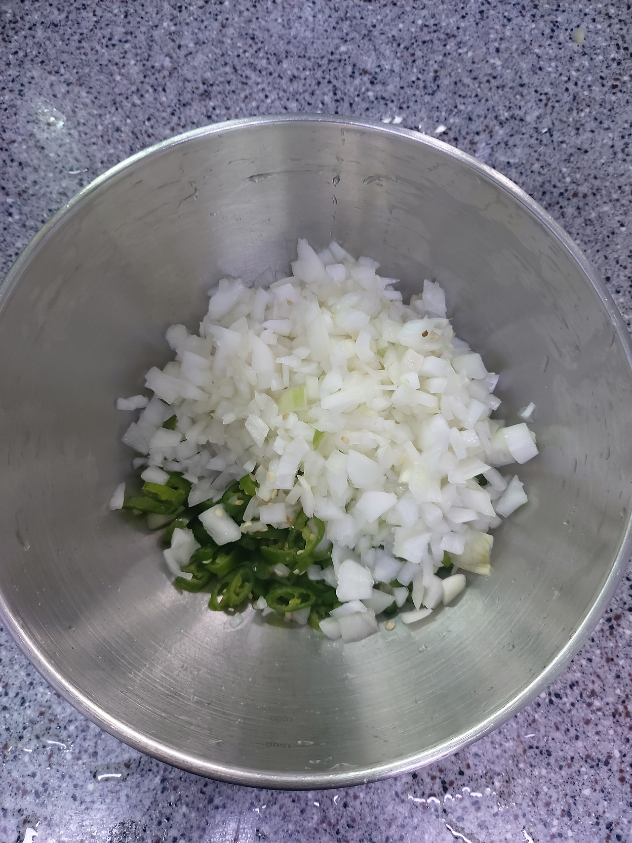 47-2. 양파와 청양고추를 스테인리스 볼에 넣는다. 20240727_085325.jpg