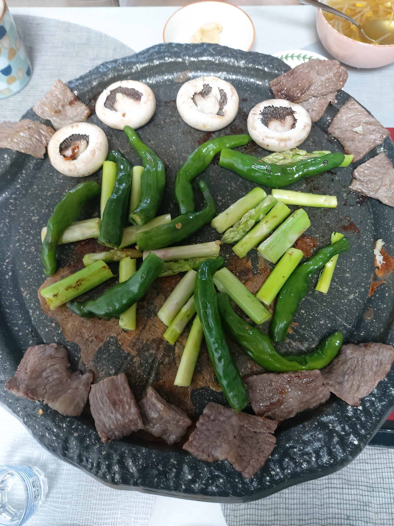 33-4. 고기가 익으면 양송이버섯과 아스파라거스, 꾀리고추도 불판에 올린다. 20240810_191044.jpg