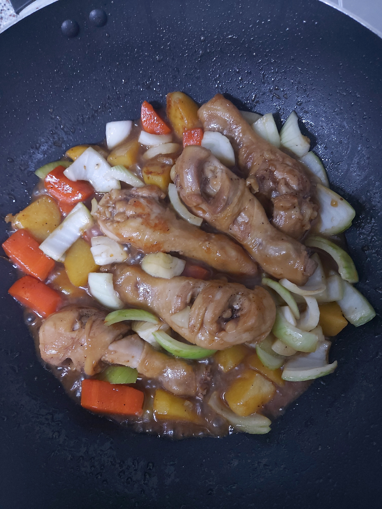 5-7. 마지막으로 양파를 넣고 1~2분 더 익혀 완성한 닭다리 간장조림의 먹음직스러운 비주얼 20240629_201006.jpg