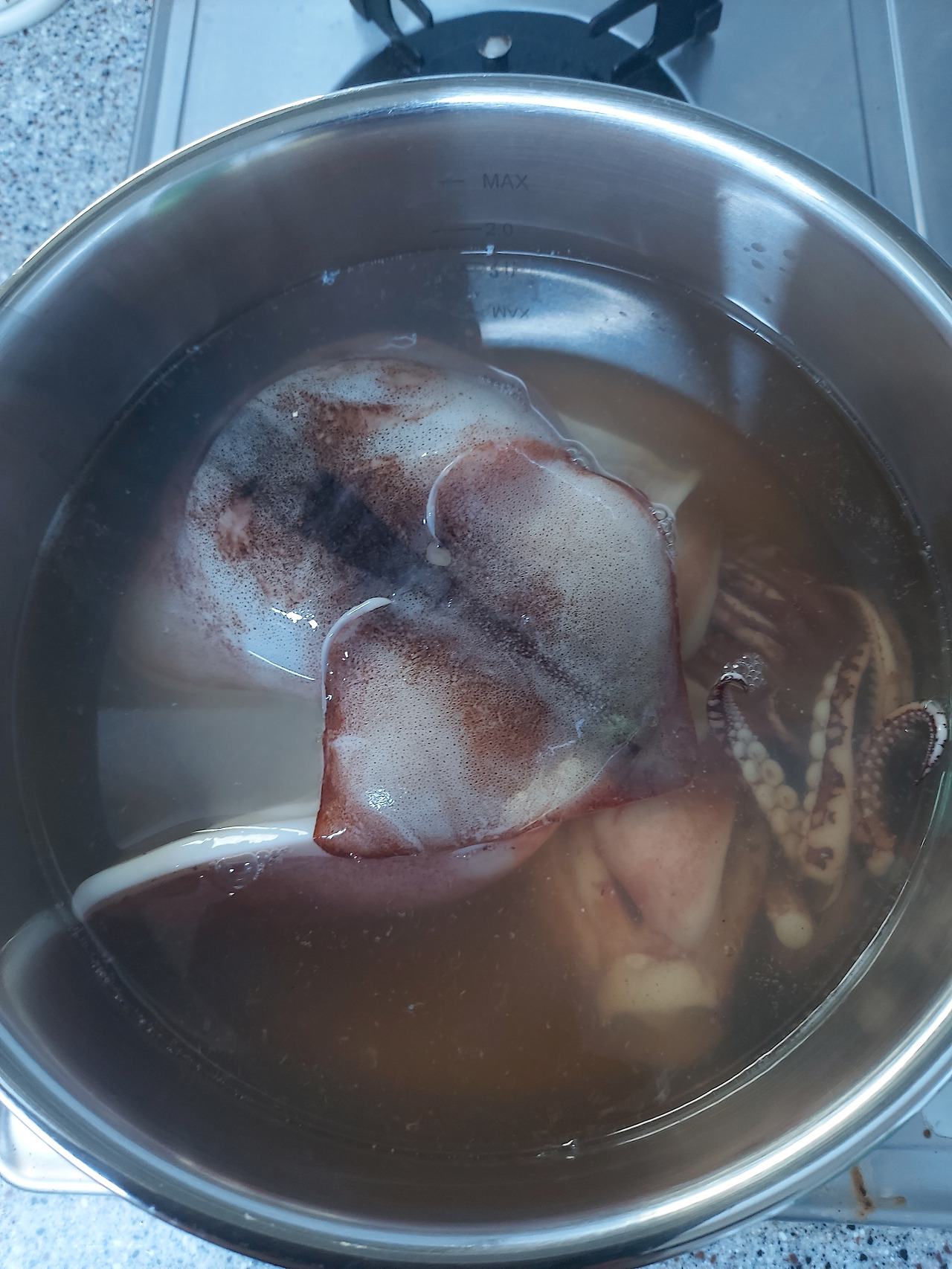 16-2. 끓는 물에 오징어를 넣고 1분 내로 건져낸다 20240817_181754.jpg