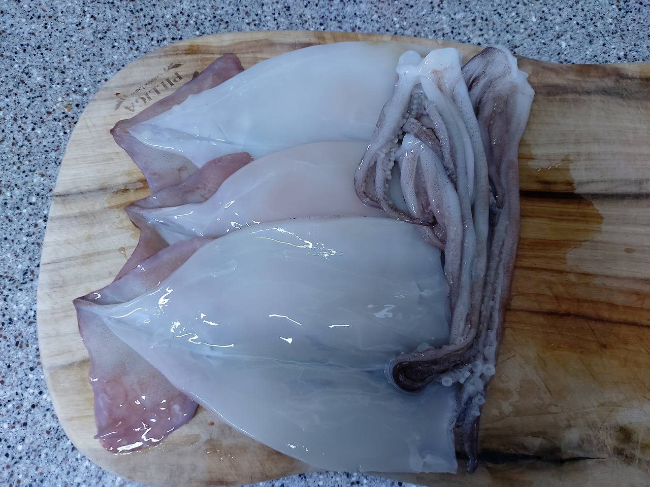 45-1. 깨끗이 씻어 손질한 오징어 세 마리 20240915_181840.jpg