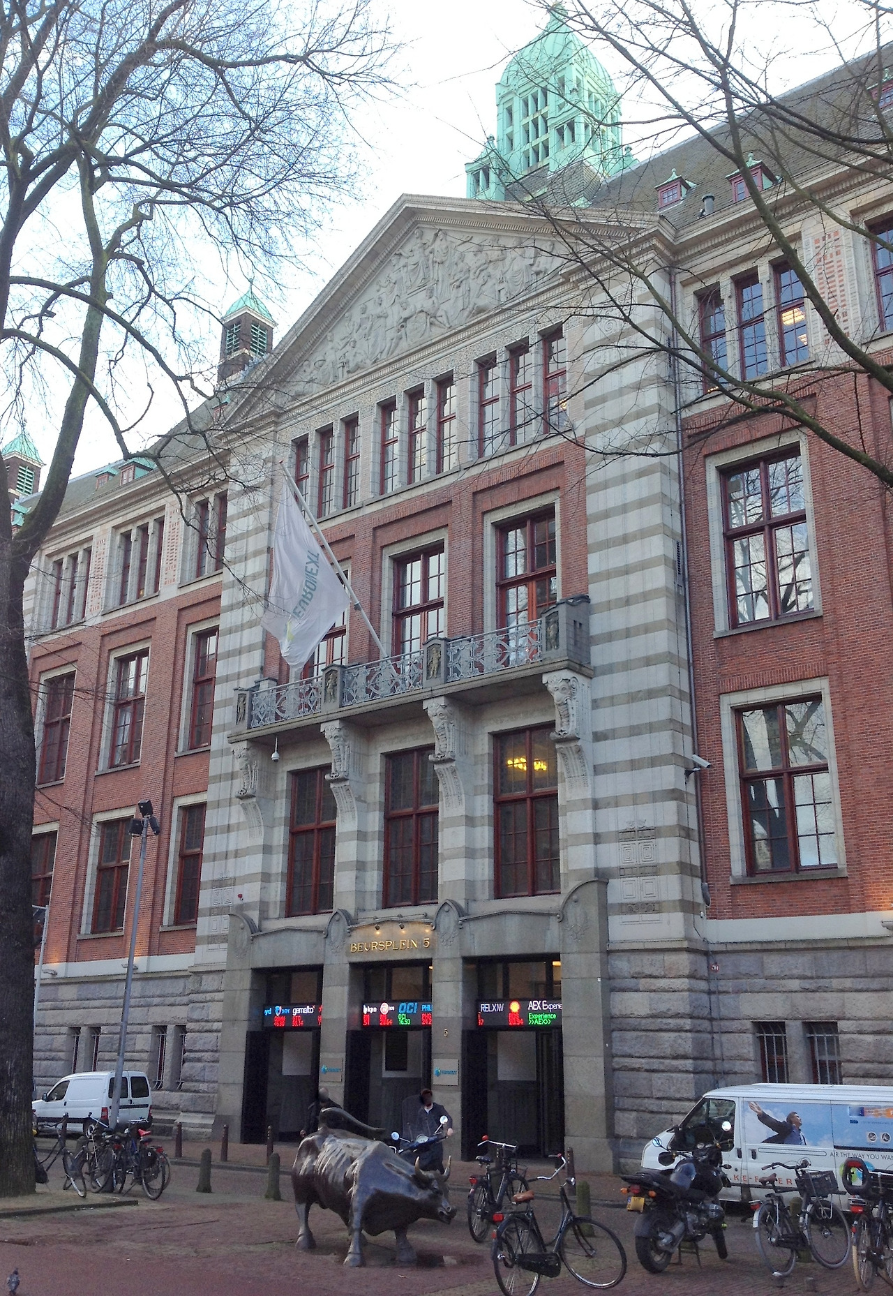 세계 최초의 증권거래소인 암스테르담 증권거래소.jpg