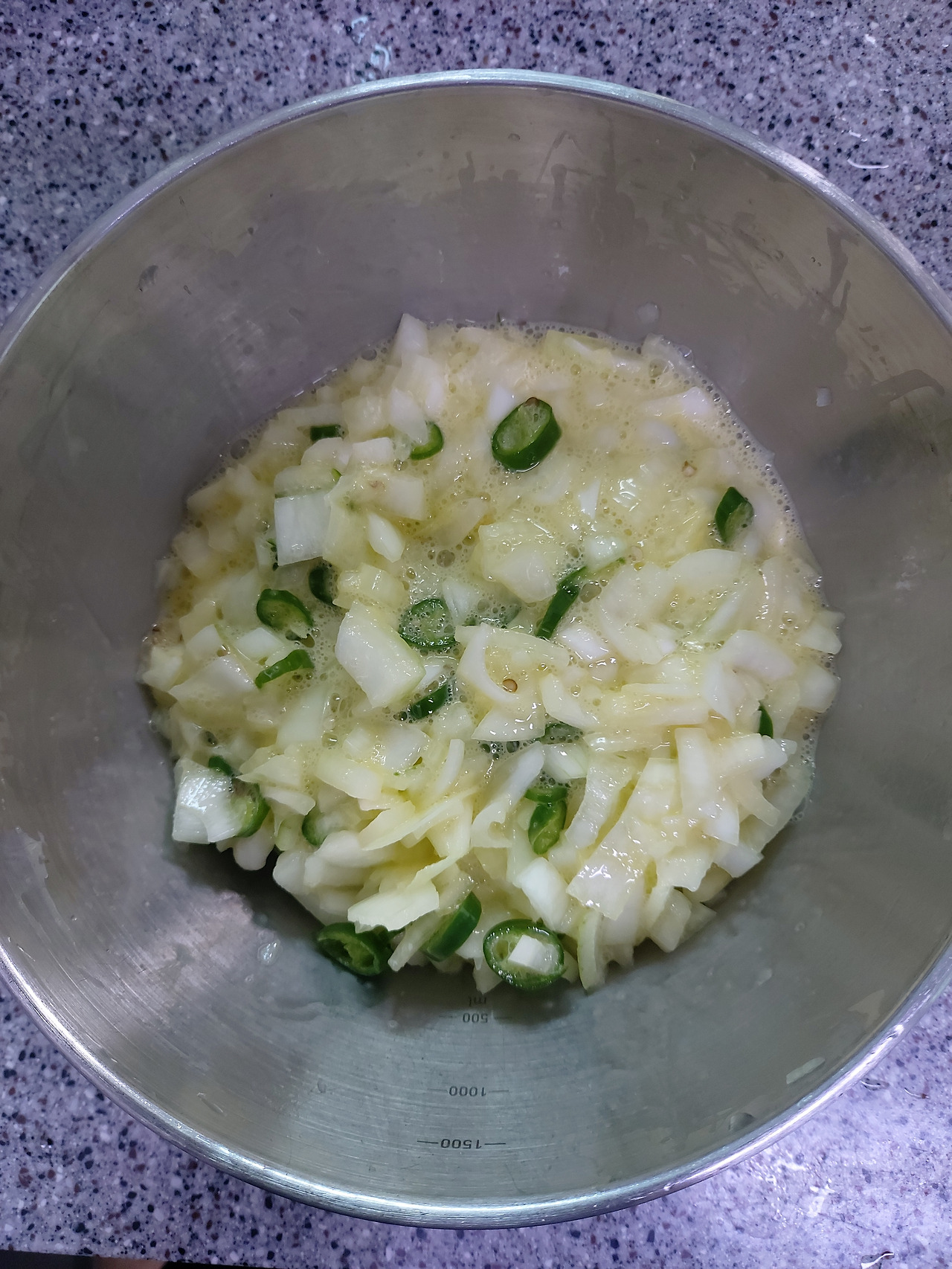 47-3. 달걀 네 개를 푼 달걀물을 붓고 양파전 재료들을 잘 섞는다 20240817_085346.jpg