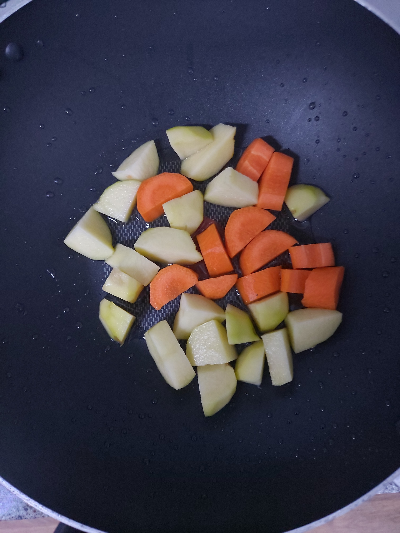 5-1. 닭다리와 함께 익힐 깍둑 썬 감자와 당근 20240629_194213.jpg