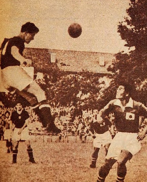 11-3. 1954년 스위스 월드컵 조별 라운드 2조 한국과 헝가리의 경기 장면. 한국 대표팀이 헝가리에 0-9로 참패했다..jpg