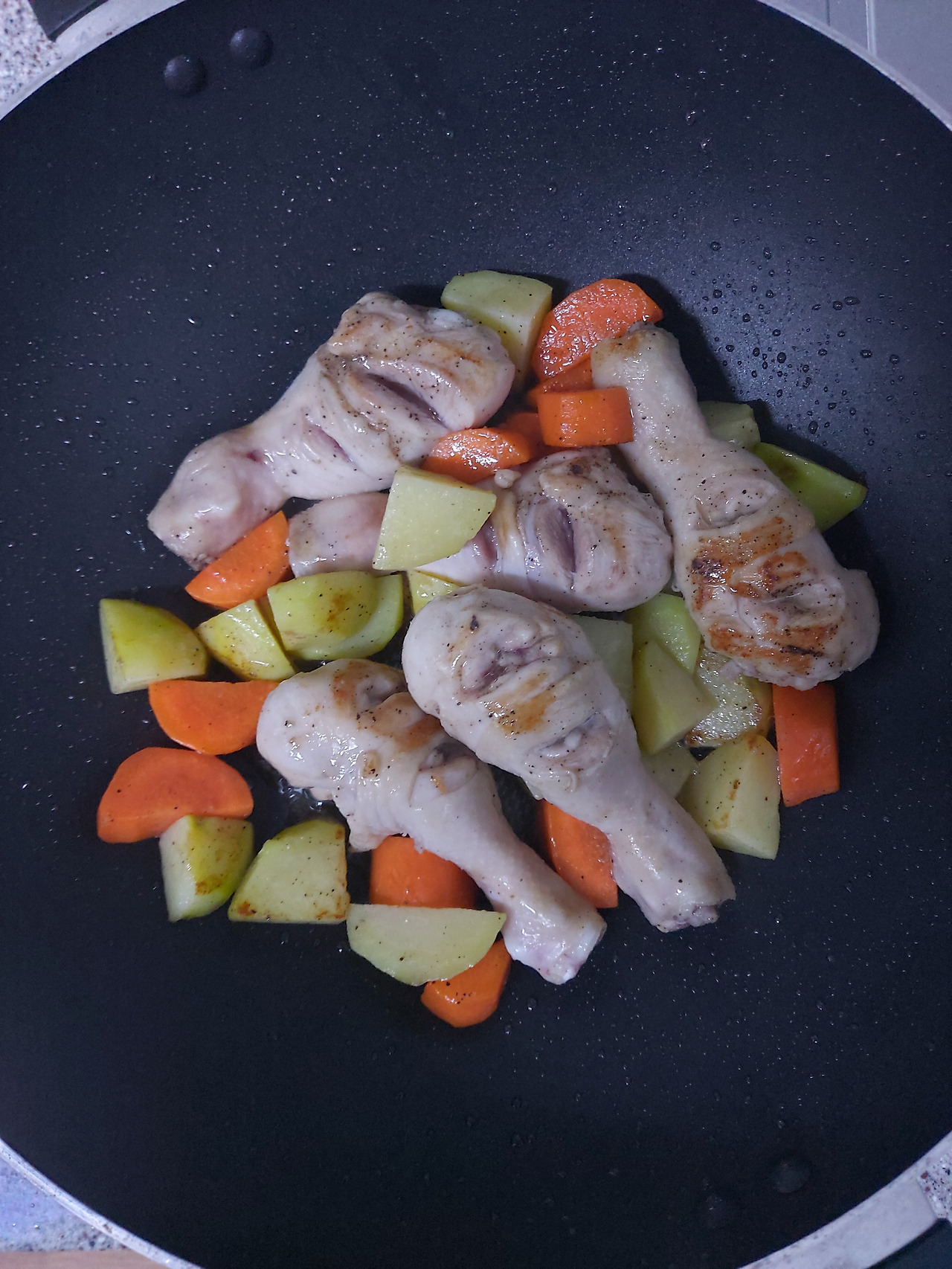 5-3. 양념장을 뿌리기 전에 닭다리가 노릇노릇해질 때까지 익힌다   20240629_195101.jpg