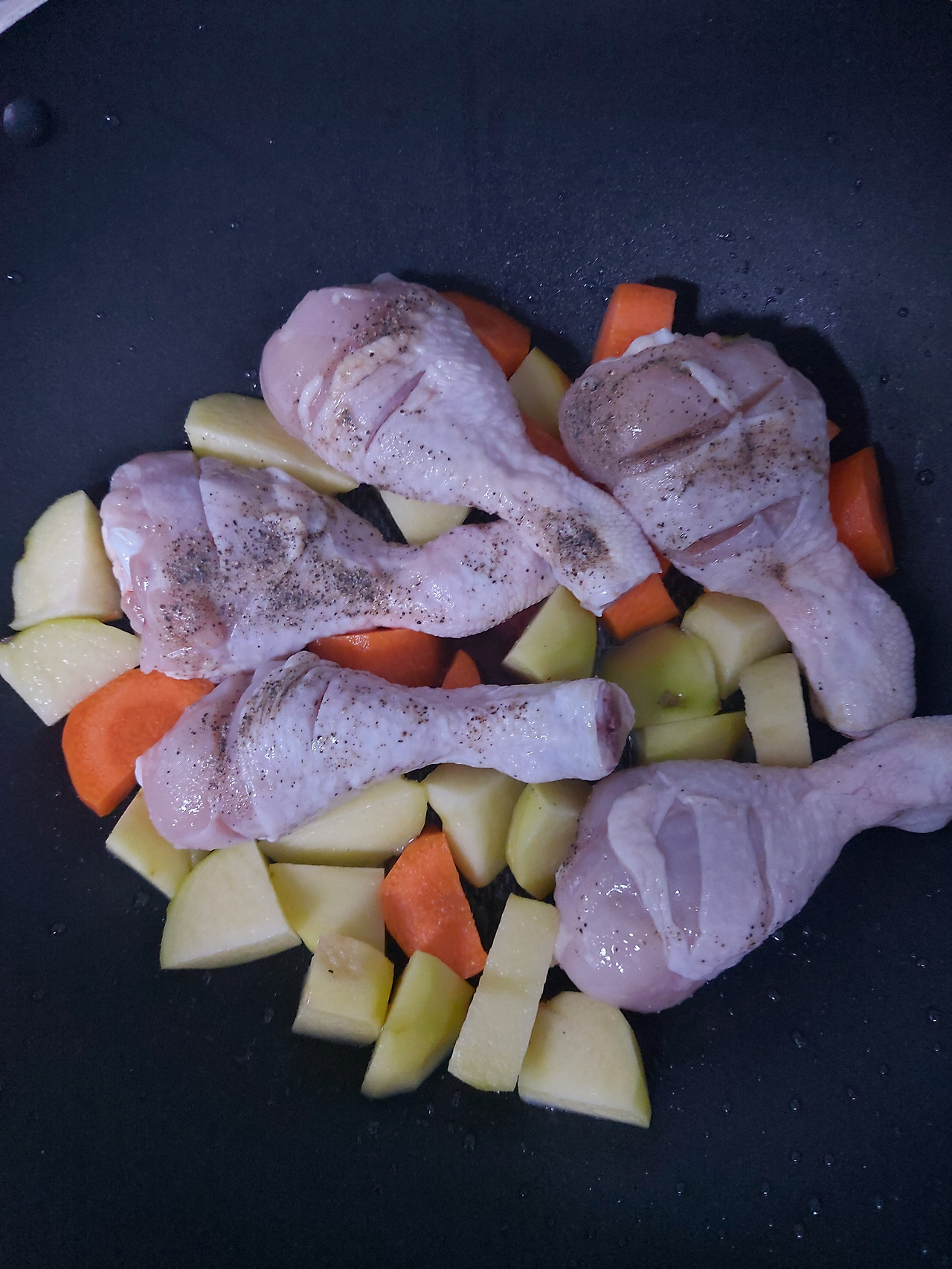 5-2. 가는소금과 후추로 밑간한 뒤 칼집을 낸 닭다리와 깍둑 썬 감자, 당근을 프라이팬에 담았다. 20240629_194502.jpg