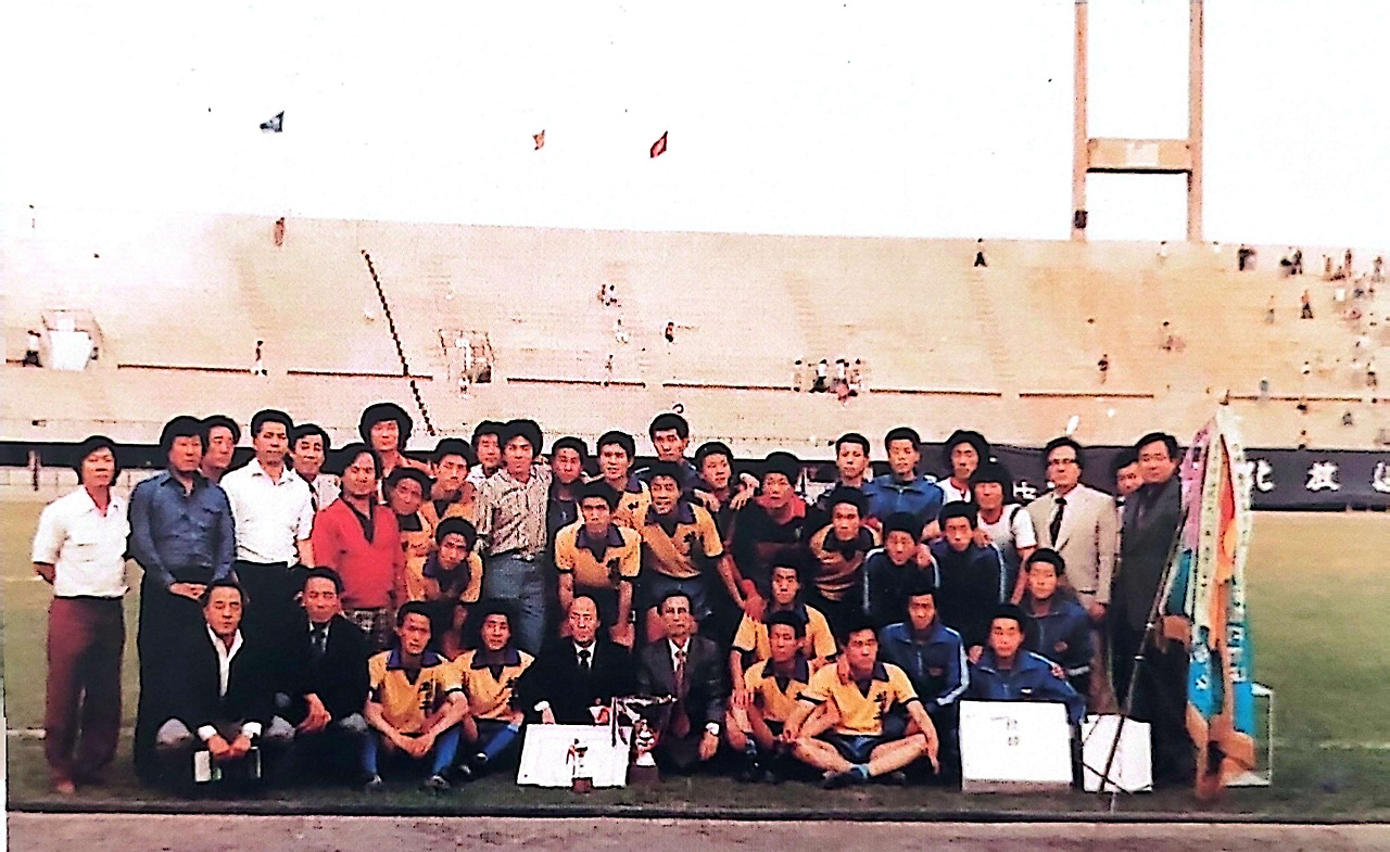 18-2. 1981년 문교부 장관기 고교 축구대회 3연패를 달성한 직후 촬영한 단체 기념사진.1748846972830.jpg