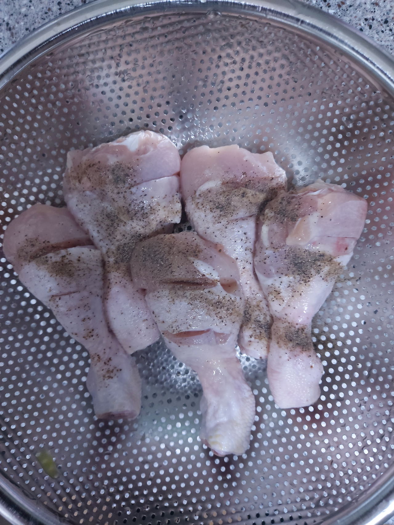 4-1. 닭다리에는 닭이 평생 걸어온 걸음의 역사가 축적돼 있다. 20240629_194335.jpg