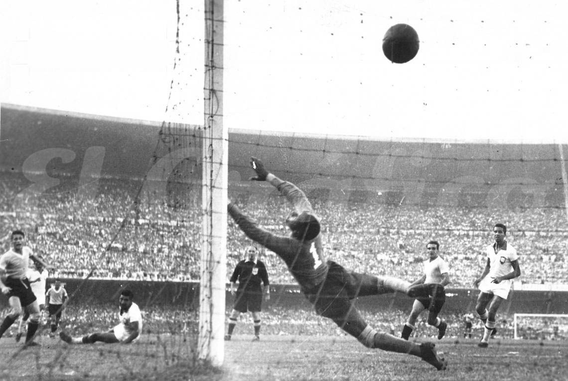15-4. 1950년 브라질 월드컵 4강 결선리그 3차전에서 우루과이의 후안 스키아피노가 후반 21분 동점골을 터뜨리는 장면.jpg