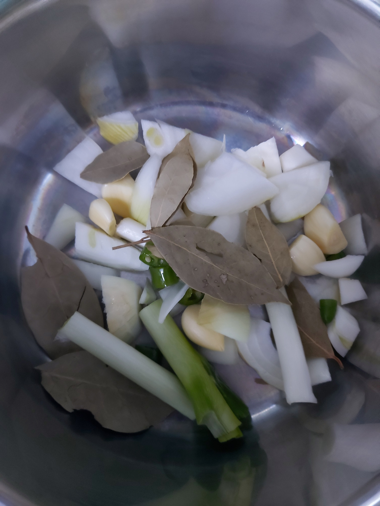 41-1. 냄비에 양파와 생마늘, 대파, 월계수 잎, 청양고추를 넣는다 20241102_172732.jpg