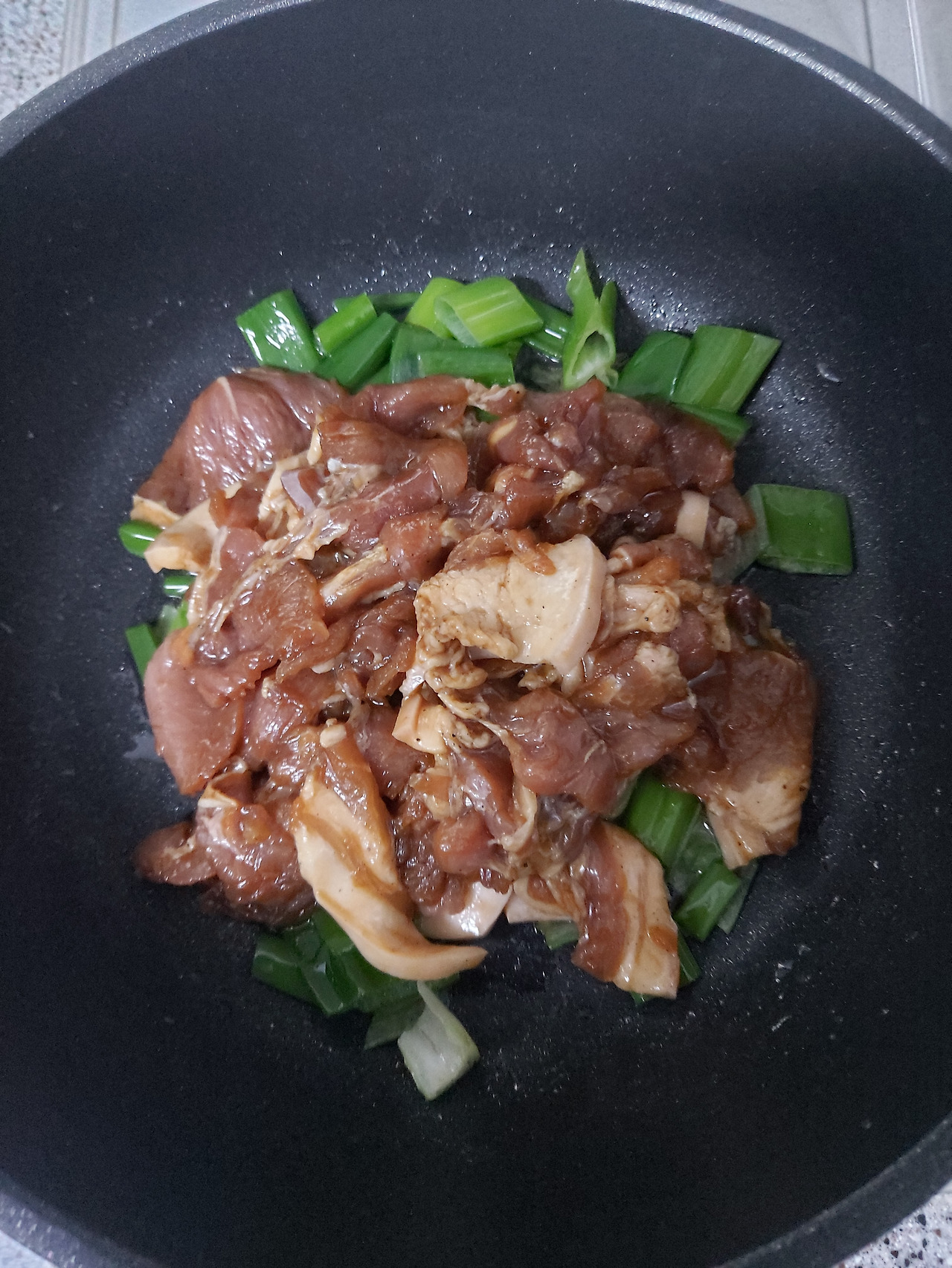 21-6. 숙성시킨 돼지고기를 넣고 익히기 시작한다 20240901_184635.jpg