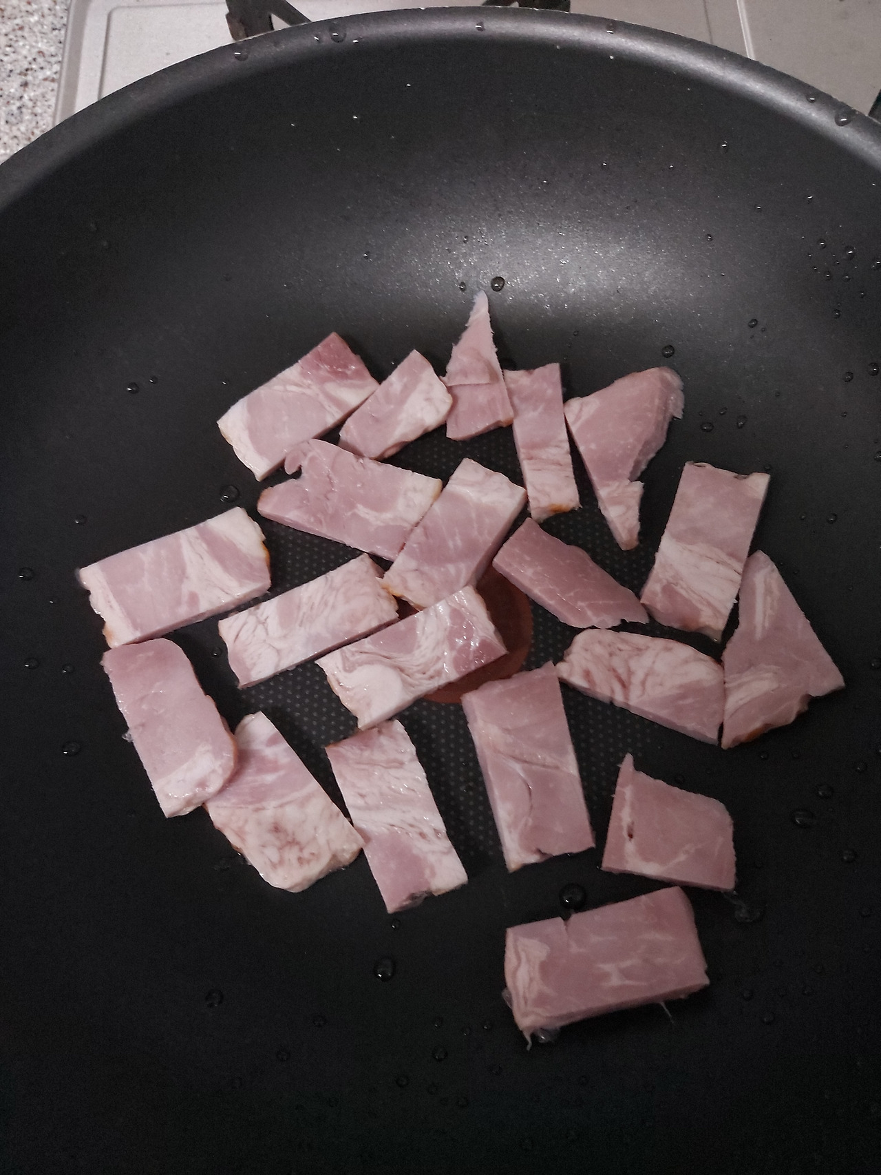 15-1. 제일 먼저 베이컨을 팬에 깐다. 20240825_211308.jpg