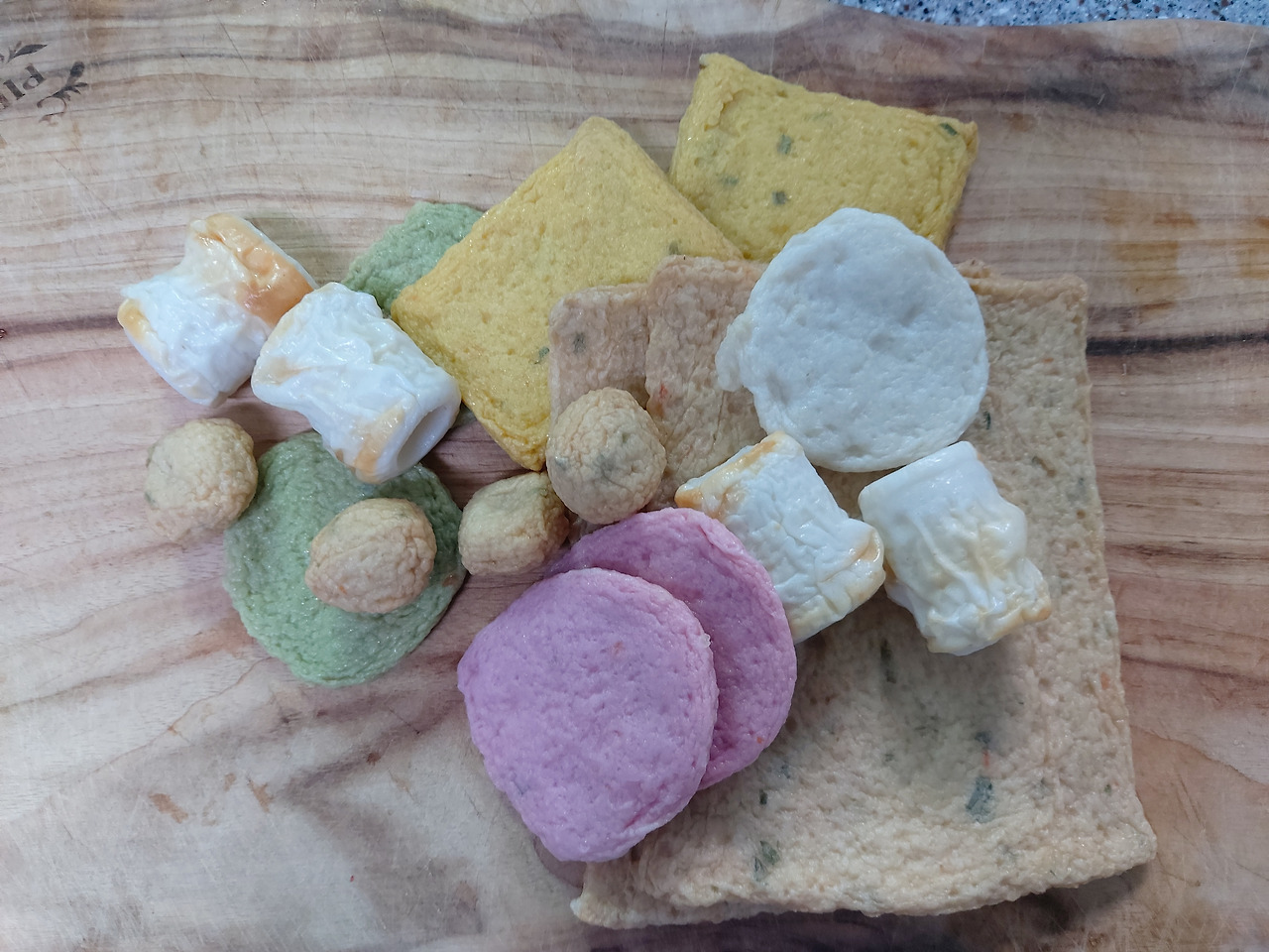 38-1. 모양과 크기가 다양하고 빛깔도 예쁜 모둠 어묵 20241019_083101.jpg