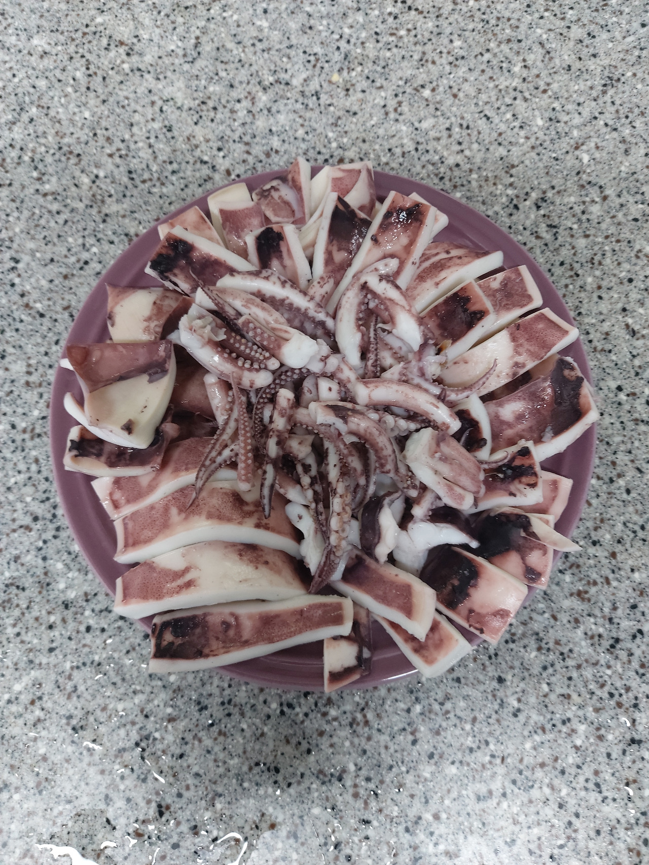 16-4. 오징어숙회. 말랑말랑하면서 쫄깃한 식감이 일품이다.  20240817_183153.jpg