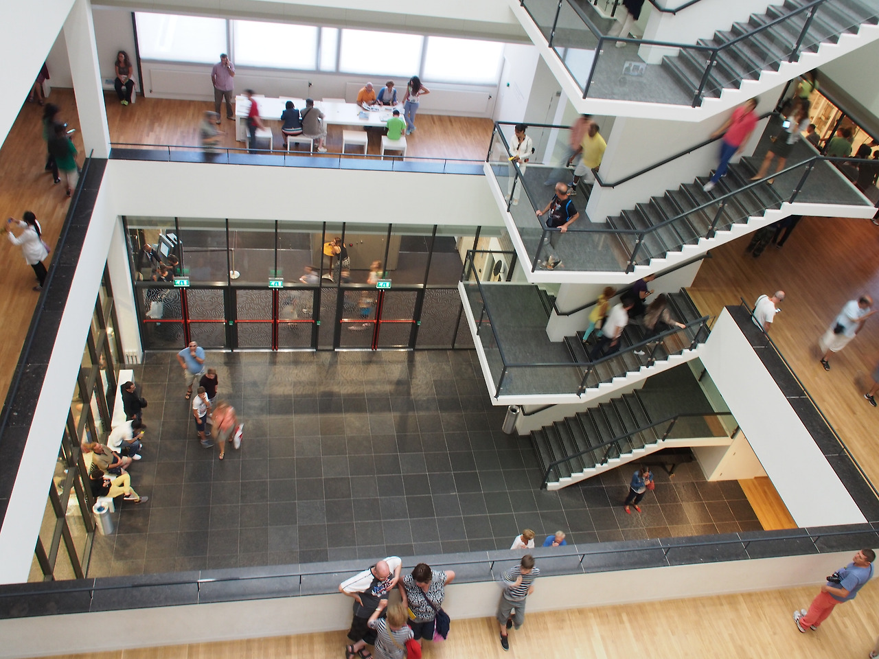 가운데가 위로 뻥 뚫린 반 고흐 미술관 내부..jpg