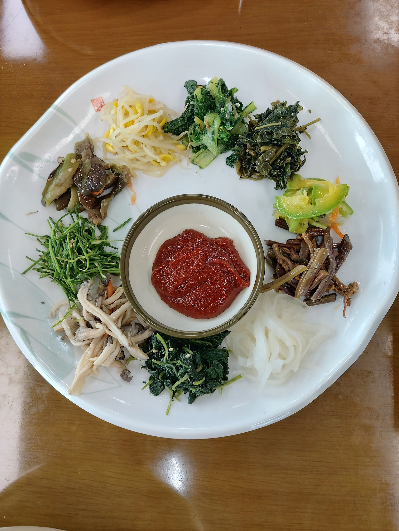 24-5. 보리밥에 넣어 비벼 먹는 10가지 나물. 콩나물, 시금치, 버섯, 호박, 고사리, 가지, 무나물 등이다 20240827_143539.jpg