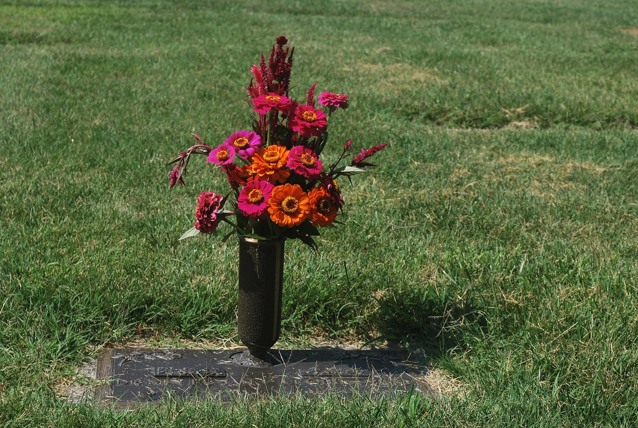 grave-15623_1280.jpg