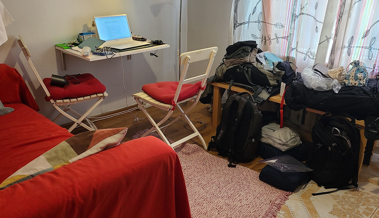 현태의 방이자 거실 및 작업실.jpg