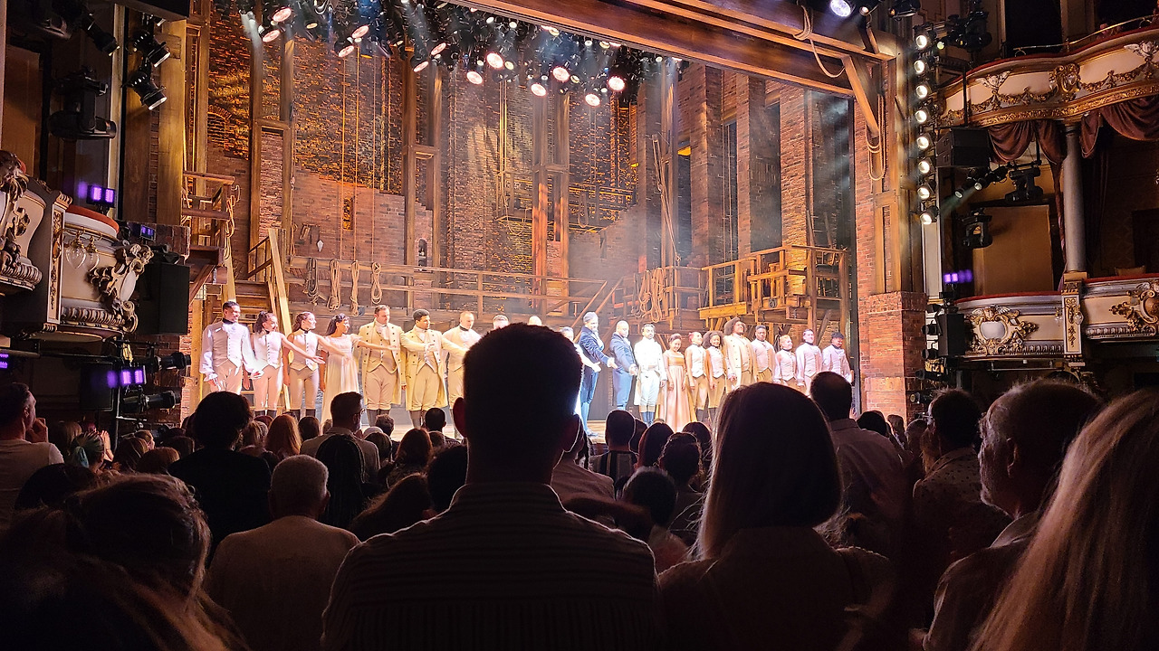 해밀턴 무대인사.jpg