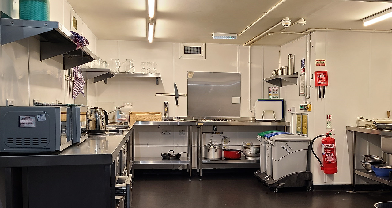 런던 호스텔 부엌.jpg