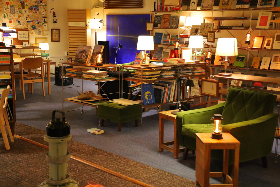 블루도어북스_한겨레 신문.jpg