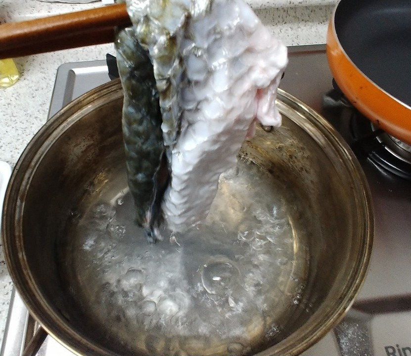 숭어껍질 데치기.jpg