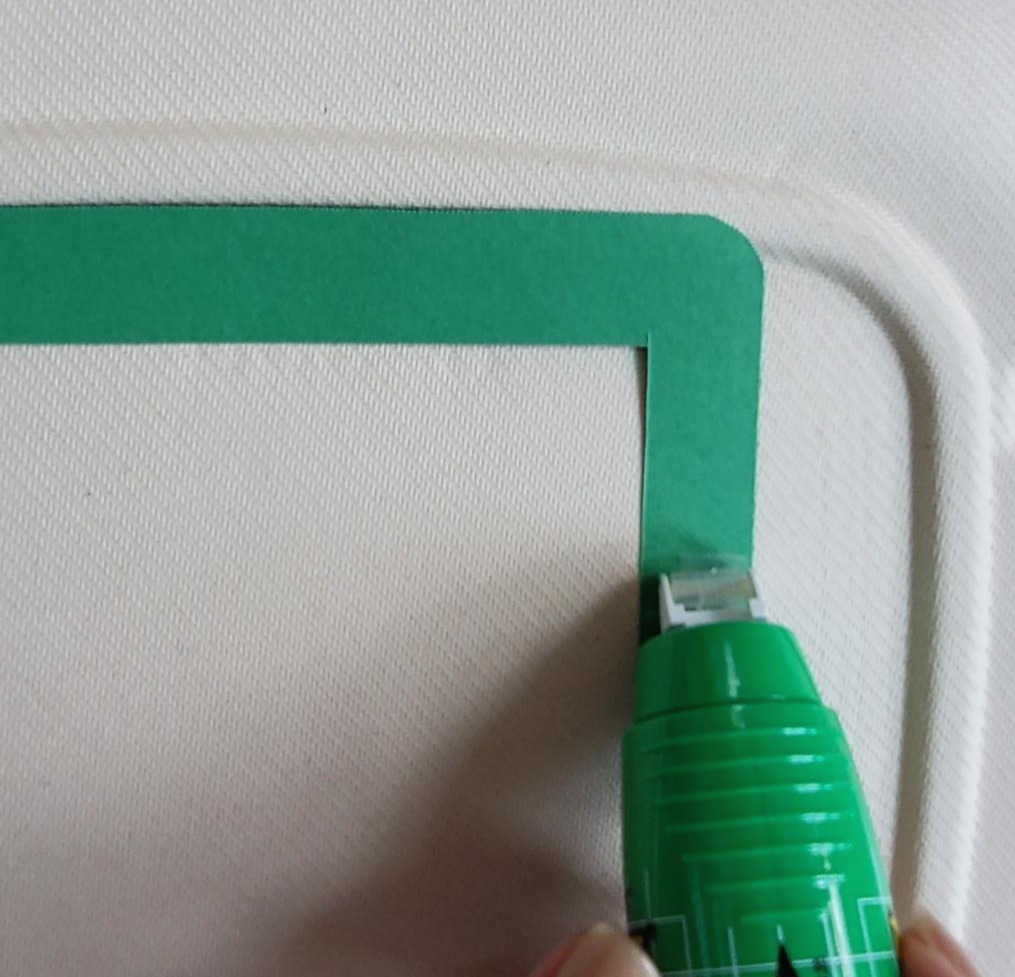 종이에 접착제바르기.jpg