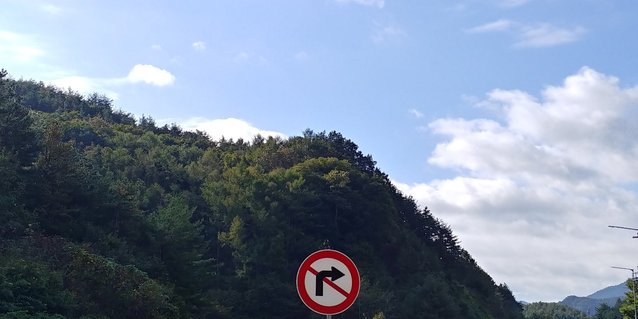 지나가던 길, 구름, 표지판.jpg