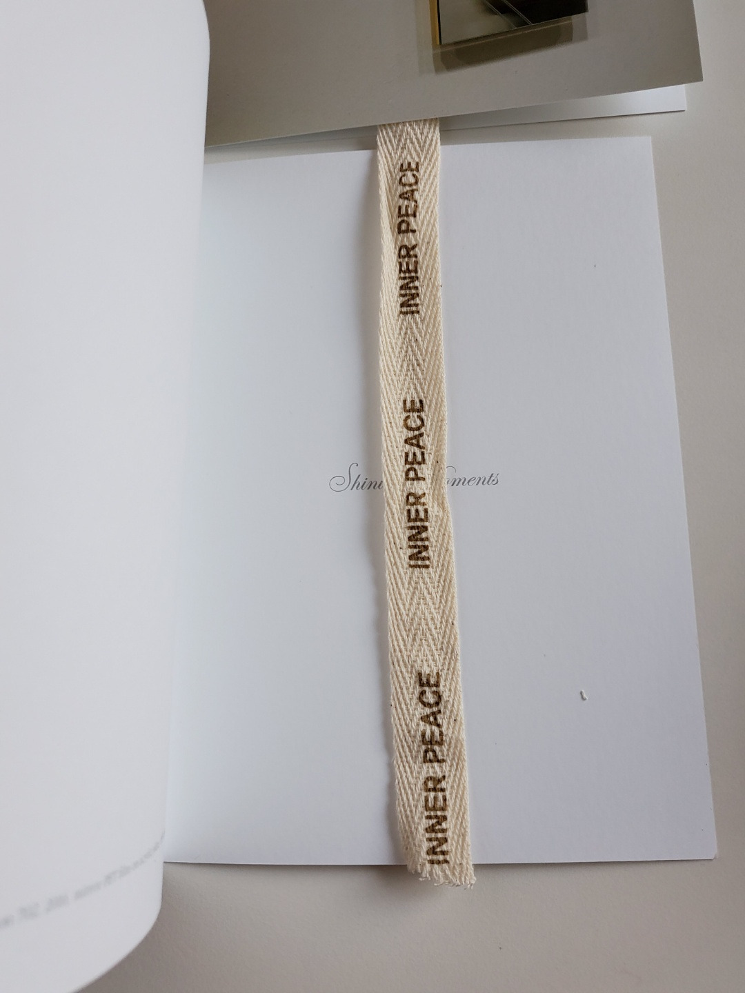 엽서 가운데 끈 끼우기.jpg