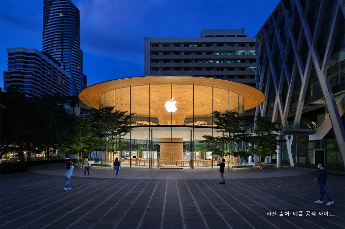 https___kr.hypebeast.com_files_2020_08_Apple-central-world-opens-thailand-bangkok-1.jpg