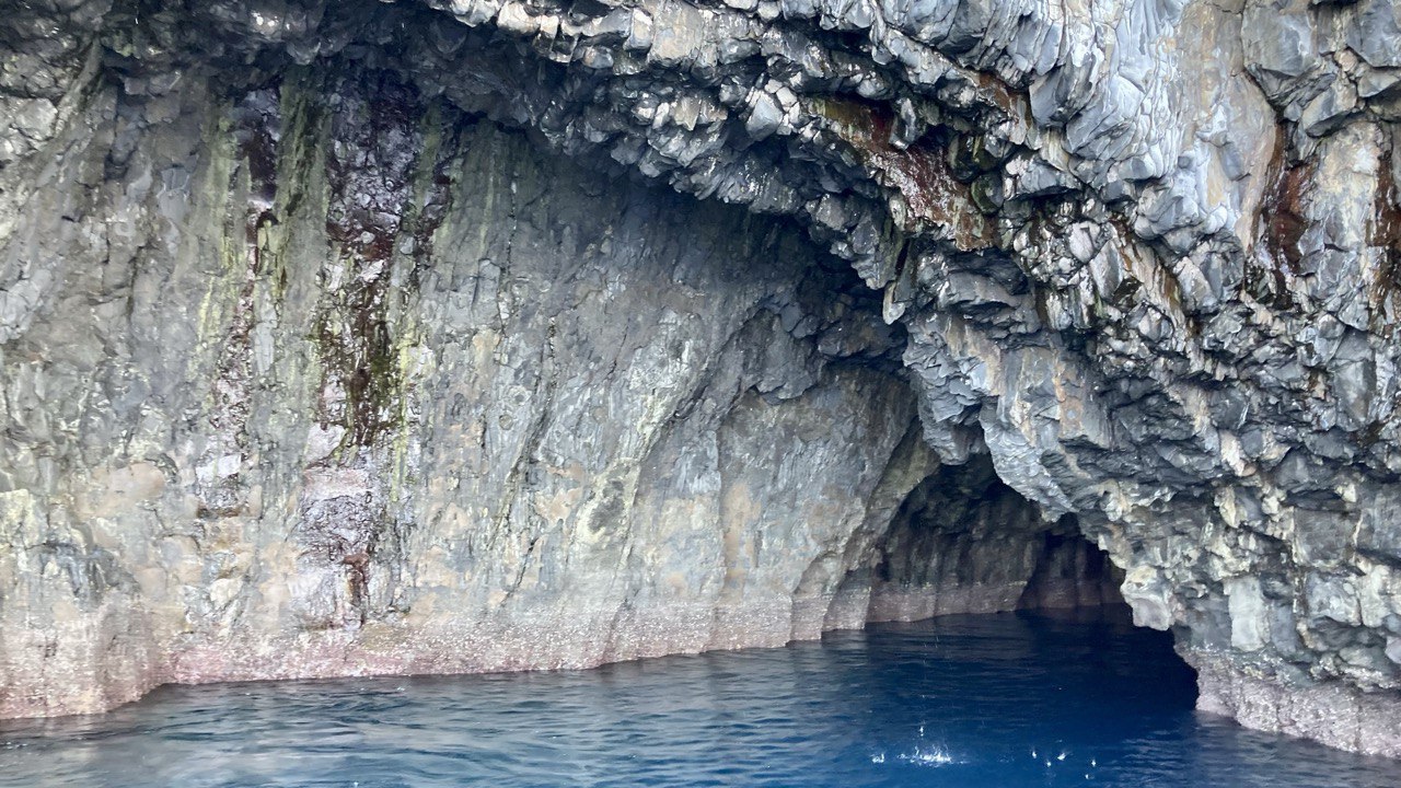 범섬 작은항문 입구.jpg